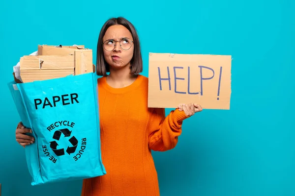 Una Joven Hispanista Reciclar Concepto —  Fotos de Stock