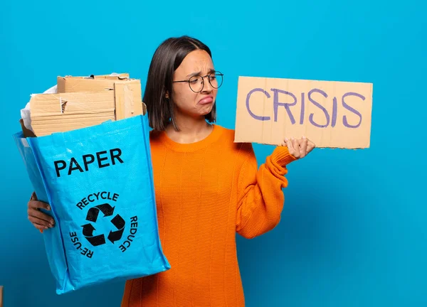 Una Joven Hispanista Reciclar Concepto —  Fotos de Stock
