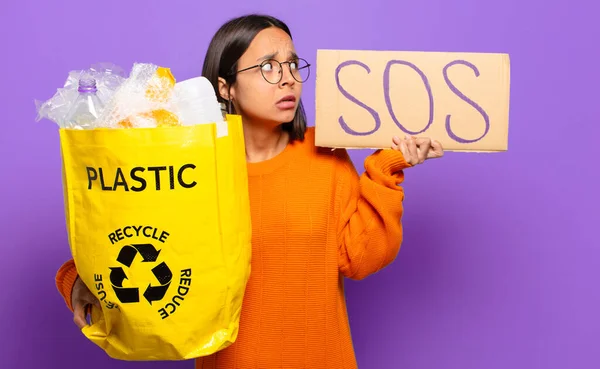 Junge Hispanische Frau Recycling Konzept — Stockfoto