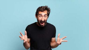 Motosiklet kasklı genç sakallı çılgın adam.