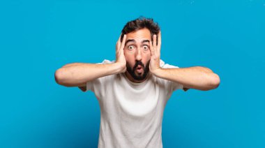 Genç sakallı çılgın adam bir kopya alanı görünce şaşırdı.