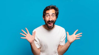 Genç sakallı çılgın adam bir kopya alanı görünce şaşırdı.