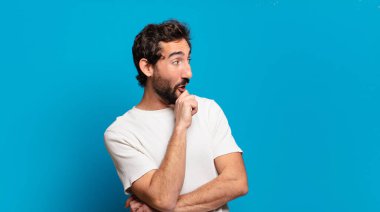 Elinde fotokopi odası olan genç sakallı deli adam. düşünce ifadesi