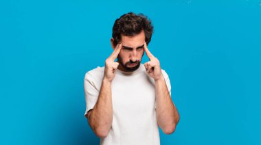 Elinde fotokopi odası olan genç sakallı deli adam. düşünce ifadesi