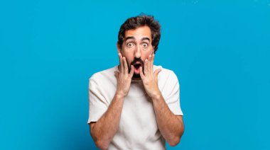 Elinde fotokopi odası olan genç sakallı deli adam. şok ifadesi