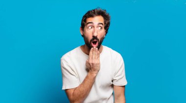 Elinde fotokopi odası olan genç sakallı deli adam. şok ifadesi