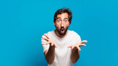 Elinde fotokopi odası olan genç sakallı deli adam. şok ifadesi