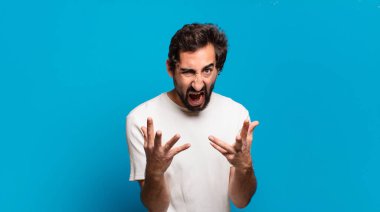 Elinde fotokopi odası olan genç sakallı deli adam. kızgın ifade