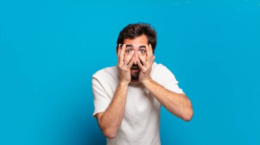 Elinde fotokopi odası olan genç sakallı deli adam. kızgın ifade