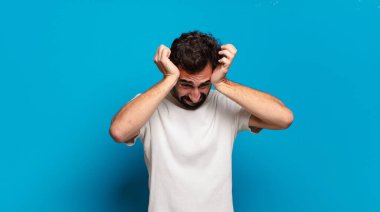 Elinde fotokopi odası olan genç sakallı deli adam. kızgın ifade