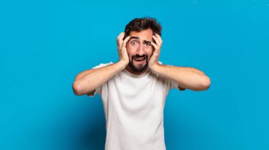 Elinde fotokopi odası olan genç sakallı deli adam. kızgın ifade