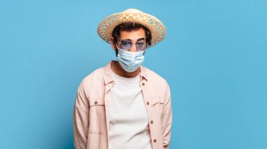 Siyah maskeli genç, sakallı, deli bir adam. seyahat kavramı.