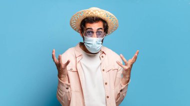 Siyah maskeli genç, sakallı, deli bir adam. seyahat kavramı.