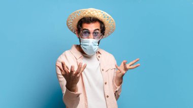 Siyah maskeli genç, sakallı, deli bir adam. seyahat kavramı.