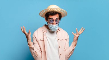 Siyah maskeli genç, sakallı, deli bir adam. seyahat kavramı.