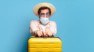 Siyah maskeli genç, sakallı, deli bir adam. seyahat kavramı.