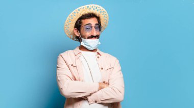 Siyah maskeli genç, sakallı, deli bir adam. seyahat kavramı.