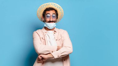 Siyah maskeli genç, sakallı, deli bir adam. seyahat kavramı.