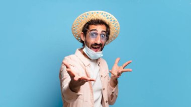 Siyah maskeli genç, sakallı, deli bir adam. seyahat kavramı.