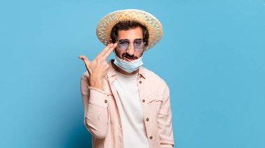 Siyah maskeli genç, sakallı, deli bir adam. seyahat kavramı.