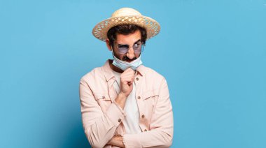 Siyah maskeli genç, sakallı, deli bir adam. seyahat kavramı.