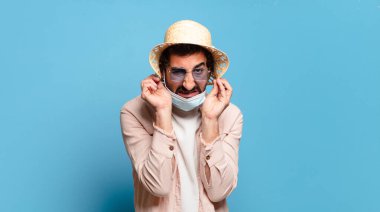 Siyah maskeli genç, sakallı, deli bir adam. seyahat kavramı.