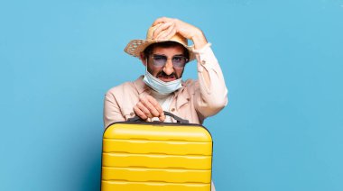 Siyah maskeli genç, sakallı, deli bir adam. seyahat kavramı.