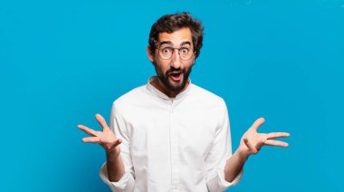 Genç sakallı çılgın adam