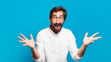 Genç sakallı çılgın adam