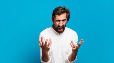 Genç sakallı çılgın adam