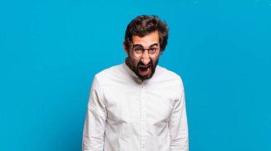 Genç sakallı çılgın adam