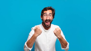 Genç sakallı çılgın adam