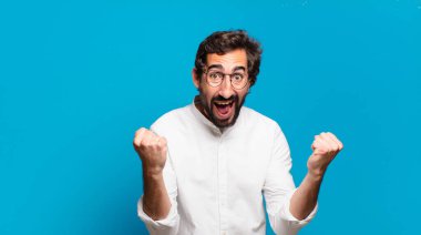 Genç sakallı çılgın adam