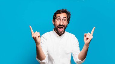 Genç sakallı çılgın adam