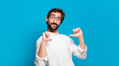 Genç sakallı çılgın adam