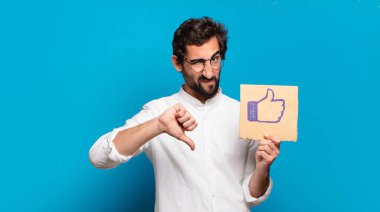 Genç sakallı çılgın adam sosyal medyayı pankart gibi tutuyor.