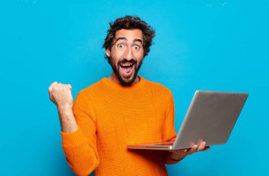 Genç sakallı adam dizüstü bilgisayar tutuyor. Sosyal medya kavramı