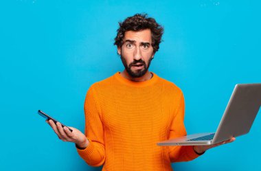 Genç sakallı adam dizüstü bilgisayar tutuyor. Sosyal medya kavramı