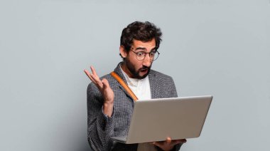 Genç sakallı ve bilgisayarlı çılgın iş adamı.