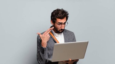 Genç sakallı ve bilgisayarlı çılgın iş adamı.