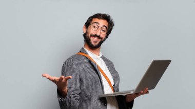 Genç sakallı ve bilgisayarlı çılgın iş adamı.