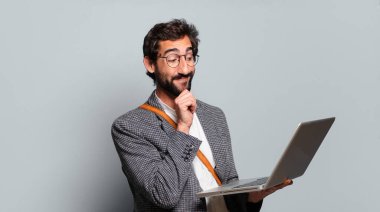 Genç sakallı ve bilgisayarlı çılgın iş adamı.