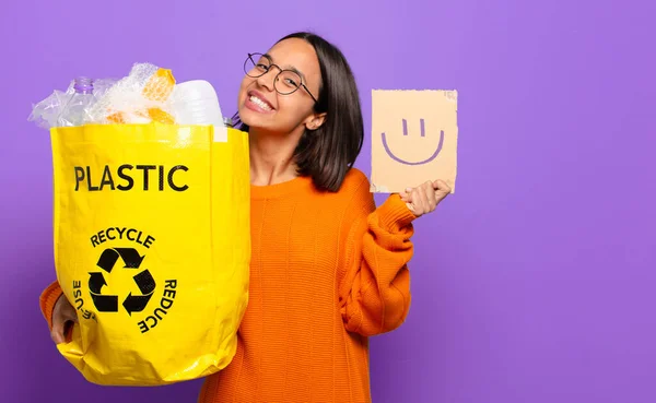 Junge Hispanische Frau Recycling Konzept — Stockfoto