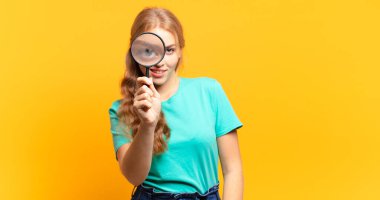 Sarı arka planda genç sarışın kadın.