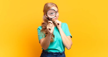 Sarı arka planda genç sarışın kadın.