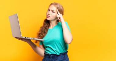 Sarı arka planda genç sarışın kadın.