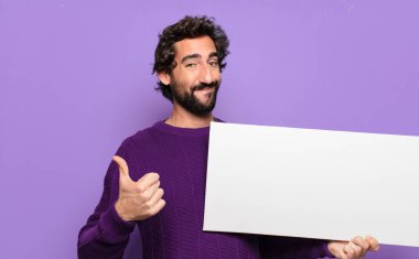 Boş sancağı olan genç sakallı adam.