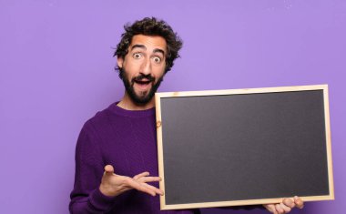 Boş sancağı olan genç sakallı adam.