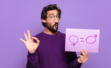 Genç sakallı adam cinsiyet eşitliği kavramı