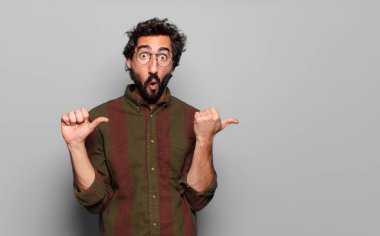 Kopya alanı olan genç sakallı adam.